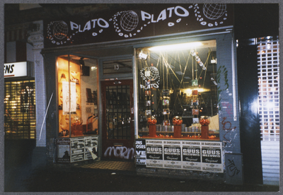 606440 Gezicht op de etalage van muziekwinkel Plato (Steenweg 13) te Utrecht.